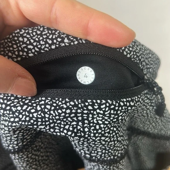 Lululemon Sz 4 Leggings Salt Alpine Black White Print Reflective - Picture 11 of 12